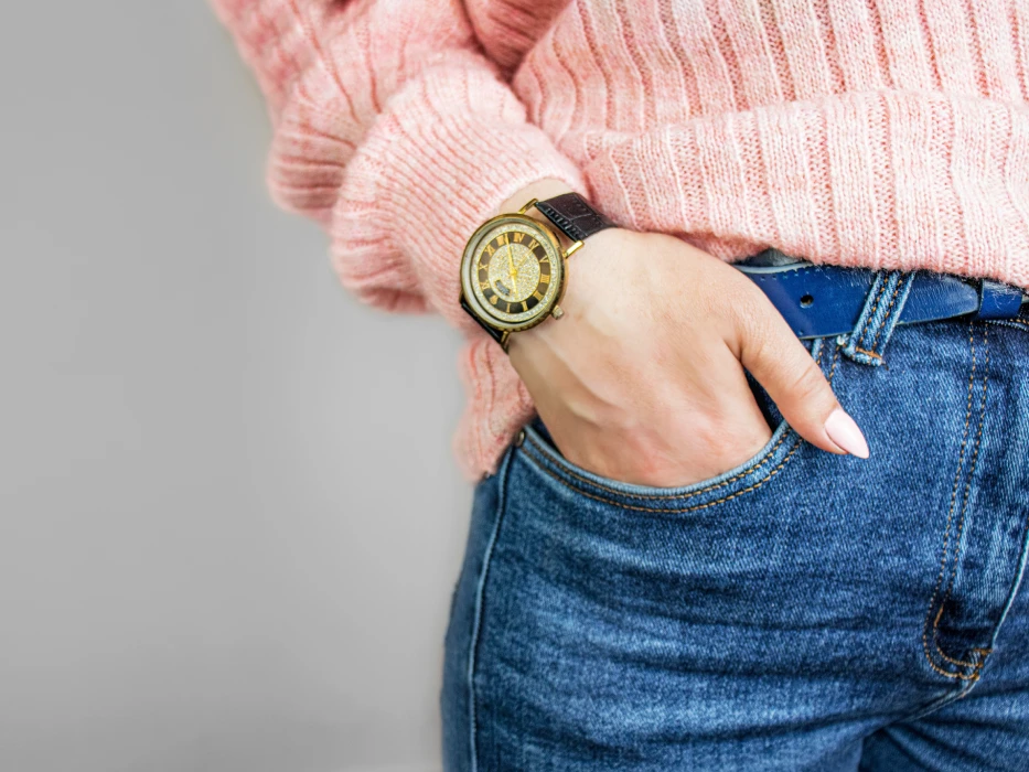 woman-in-a-pink-sweater-and-jeans-holds-her-hand-w-2025-01-10-12-42-12-utc